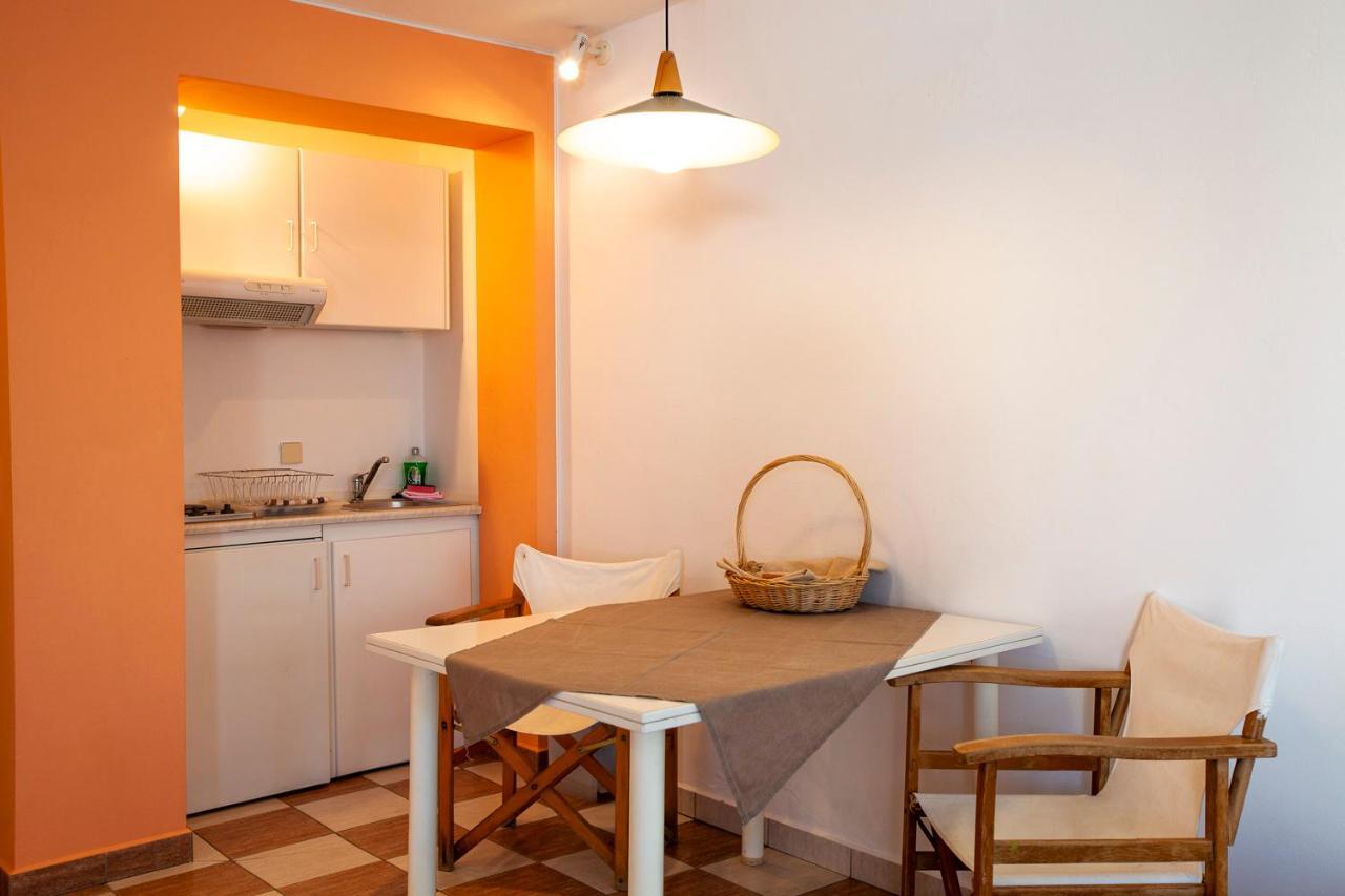 Emily'S Suites Αδάμας Εξωτερικό φωτογραφία