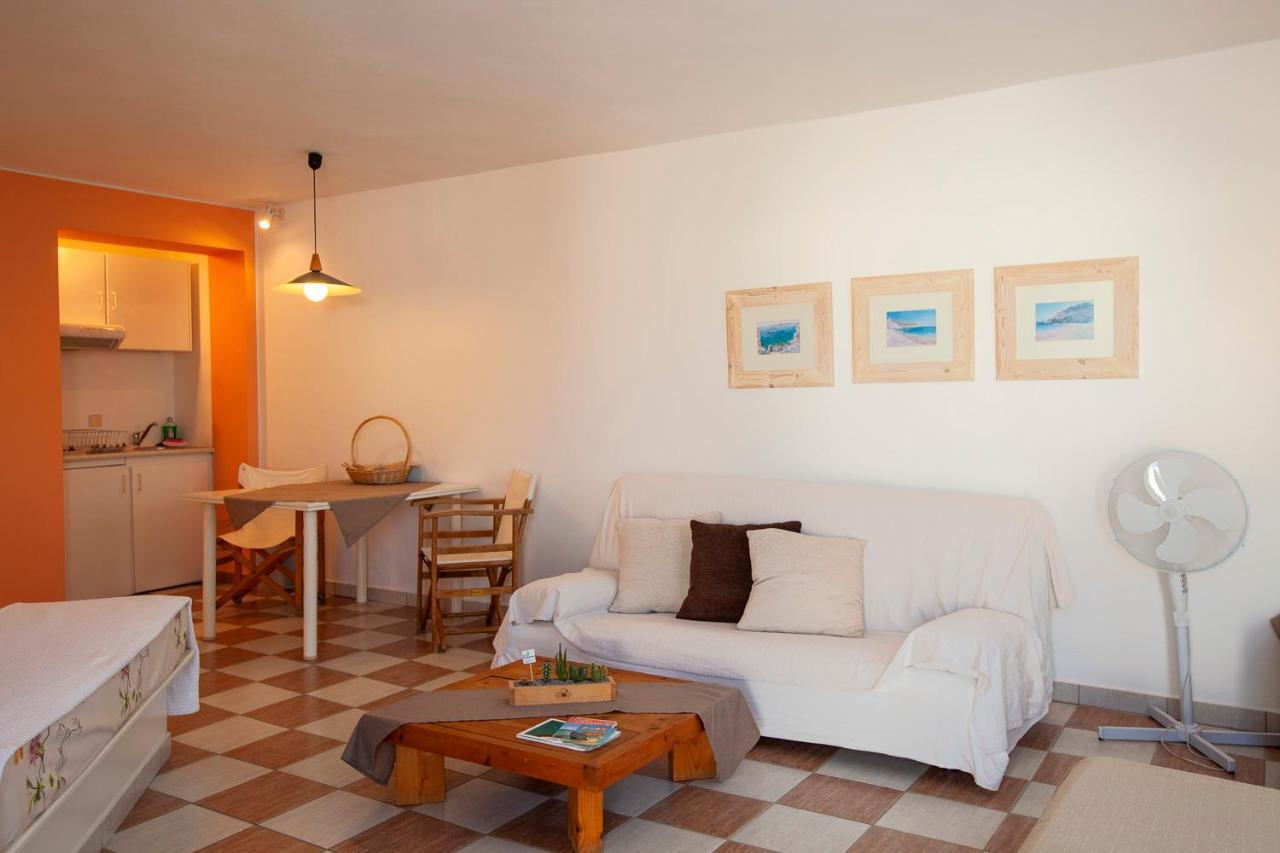 Emily'S Suites Αδάμας Εξωτερικό φωτογραφία