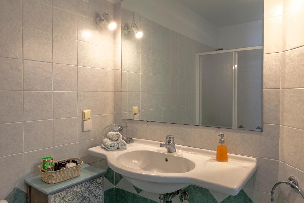 Emily'S Suites Αδάμας Εξωτερικό φωτογραφία