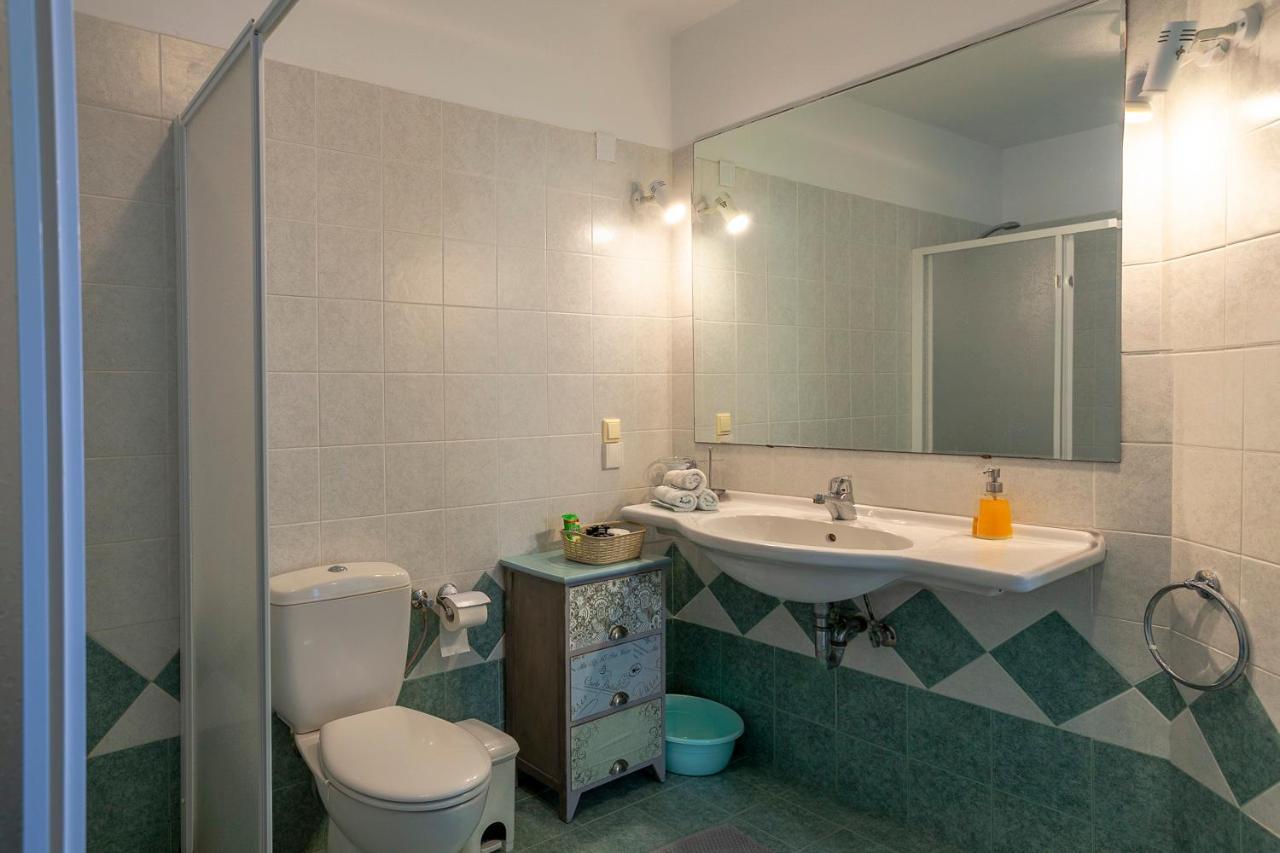 Emily'S Suites Αδάμας Εξωτερικό φωτογραφία