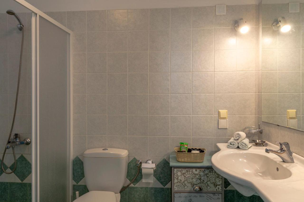 Emily'S Suites Αδάμας Εξωτερικό φωτογραφία
