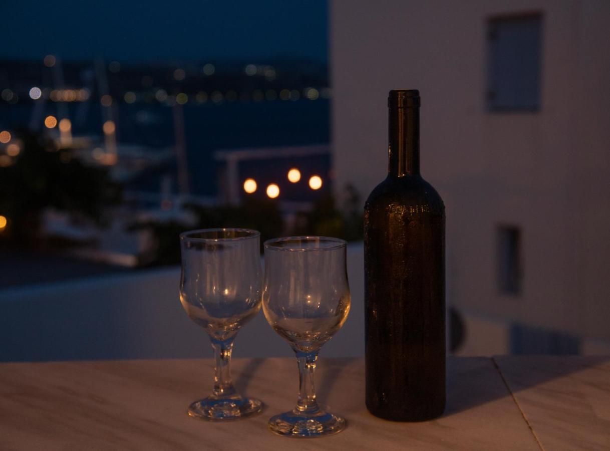 Emily'S Suites Αδάμας Εξωτερικό φωτογραφία