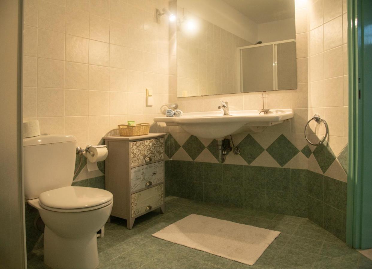 Emily'S Suites Αδάμας Εξωτερικό φωτογραφία