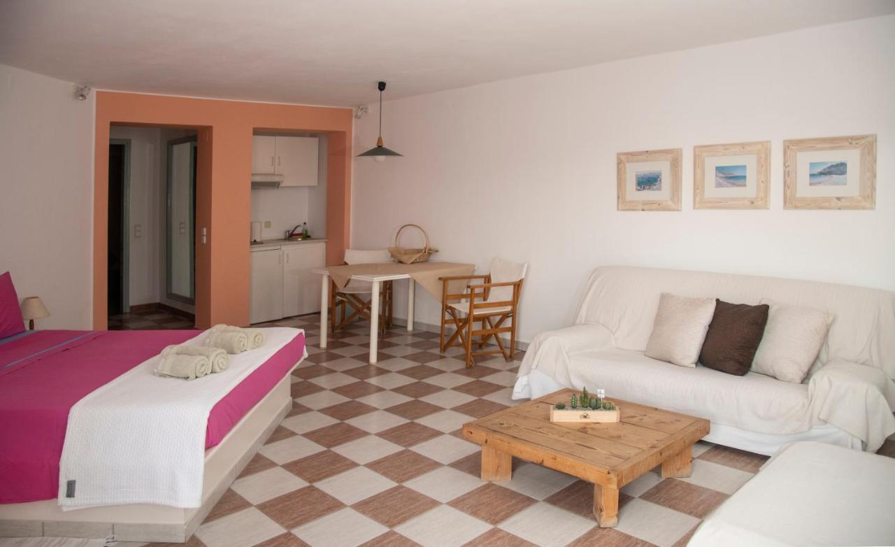 Emily'S Suites Αδάμας Εξωτερικό φωτογραφία