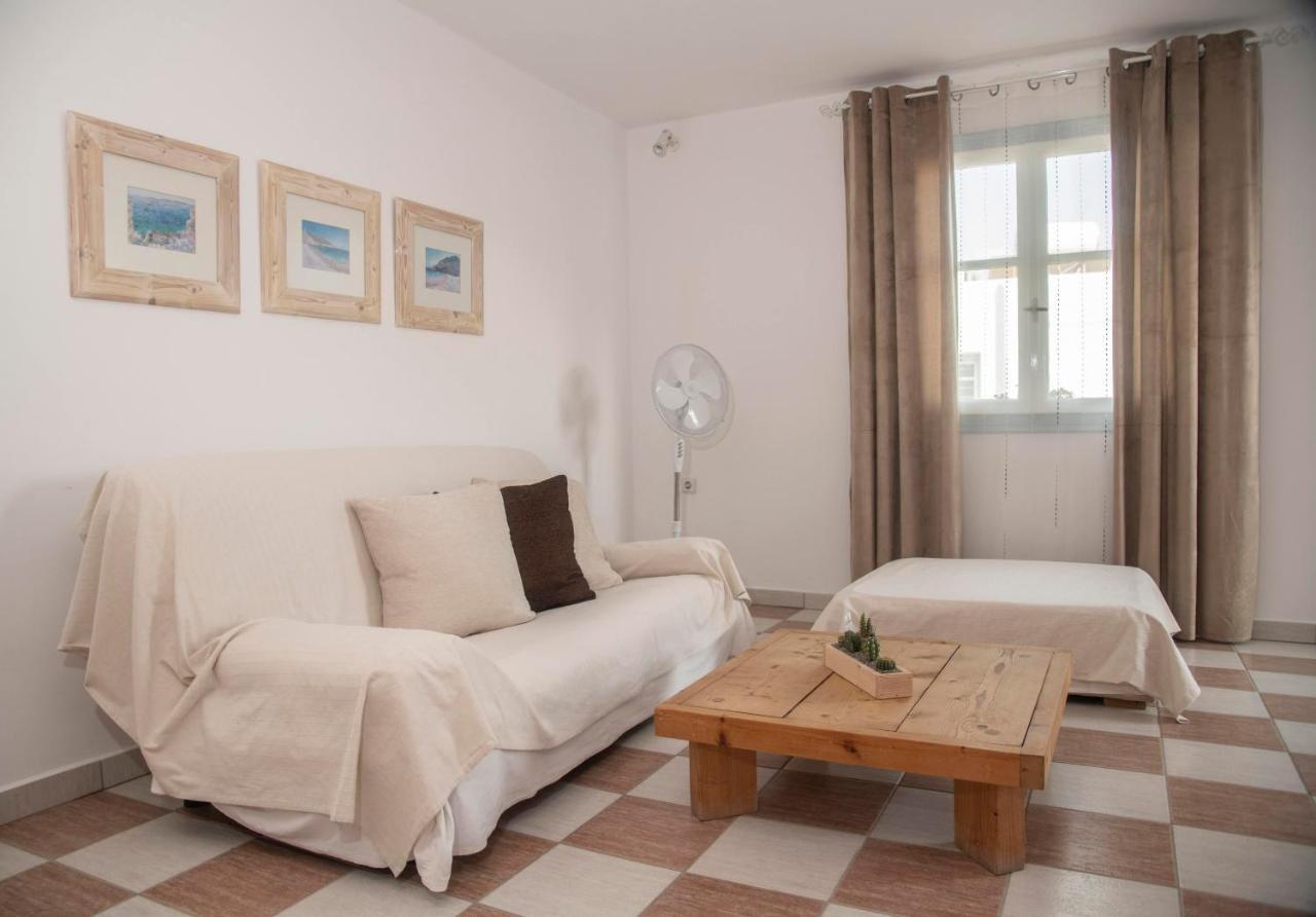 Emily'S Suites Αδάμας Εξωτερικό φωτογραφία