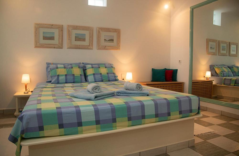 Emily'S Suites Αδάμας Εξωτερικό φωτογραφία
